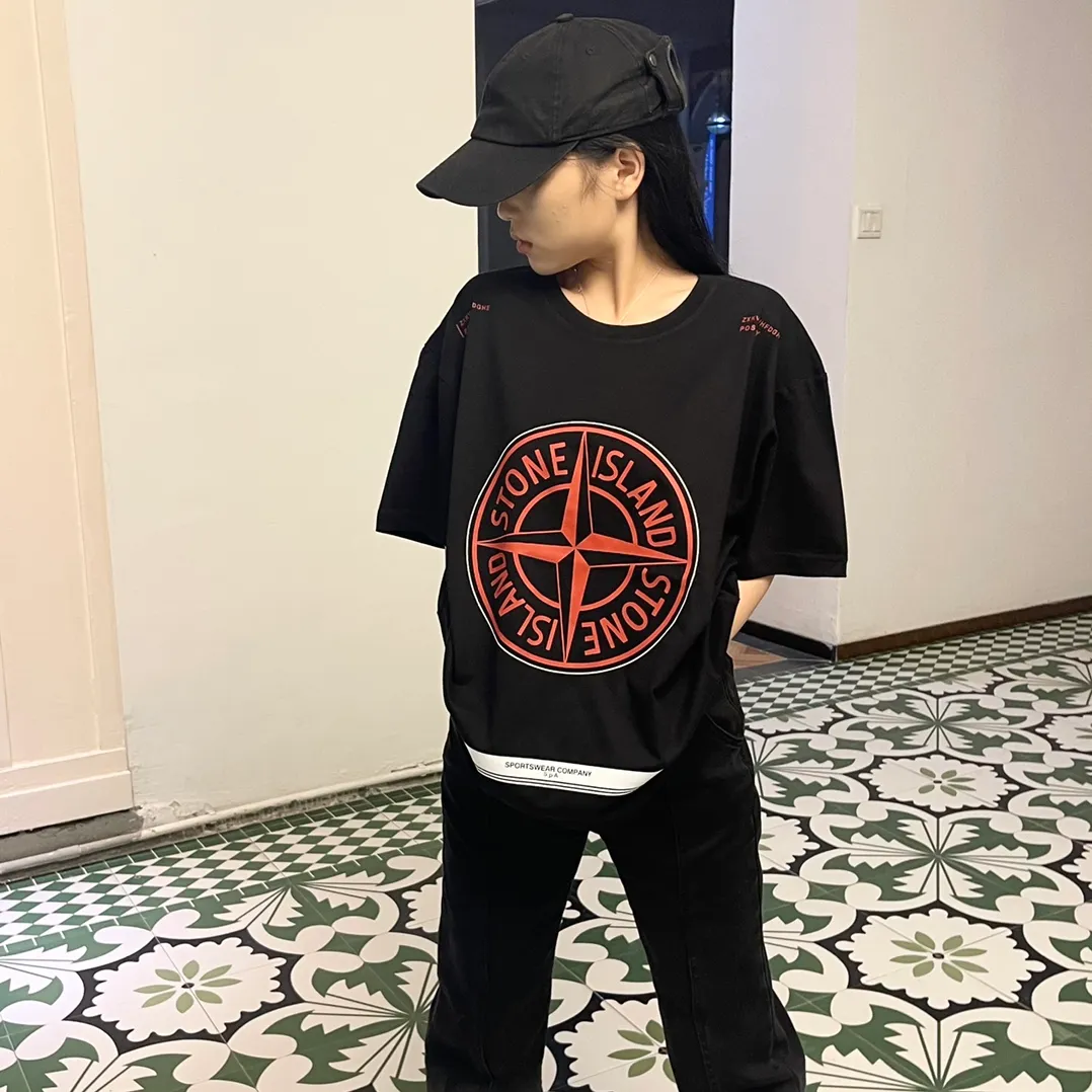 W616#P110💰 [Stone lsland/Stone Island summer new short-sleeved T-shirt with red big compass print on the chest] ⚠️[Original creation, high control of details] Made of 260 grams of combed cotton, 32-count double yarn - Simple basic versatile style, original quality, the first choice for couples. - Made in a large factory, four needles and five threads on the shoulder, neatly arranged, high quality workmanship. - Same style for men and women, very versatile, one piece for each person Details are clearly visible. Color: Black White Size: M L
